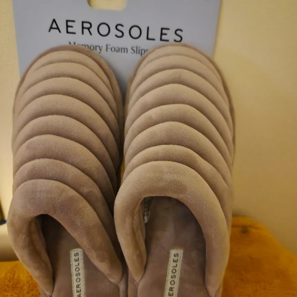 NEW Aerosols Slippers - Picture 1 of 3